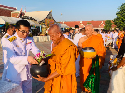 พิธีสวดพระพุทธมนต์และทำบุญตักบาตรถวายพระราชกุศล ... พารามิเตอร์รูปภาพ 1