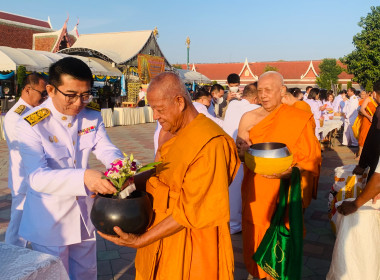 พิธีสวดพระพุทธมนต์และทำบุญตักบาตรถวายพระราชกุศล ... พารามิเตอร์รูปภาพ 6