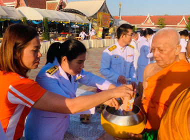 พิธีสวดพระพุทธมนต์และทำบุญตักบาตรถวายพระราชกุศล ... พารามิเตอร์รูปภาพ 7