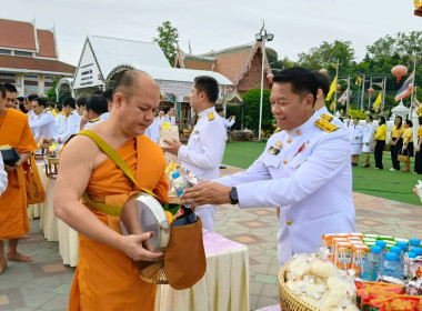 พิธีสวดพระพุทธมนต์และทำบุญตักบาตรถวายพระราชกุศล ... พารามิเตอร์รูปภาพ 4