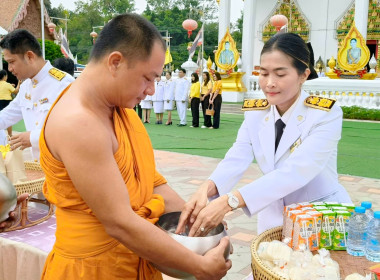 พิธีสวดพระพุทธมนต์และทำบุญตักบาตรถวายพระราชกุศล ... พารามิเตอร์รูปภาพ 6