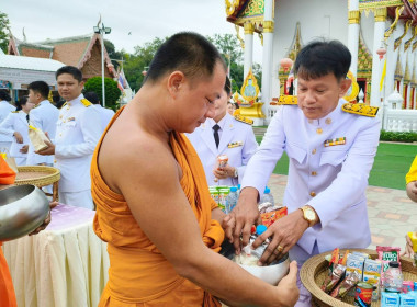 พิธีสวดพระพุทธมนต์และทำบุญตักบาตรถวายพระราชกุศล ... พารามิเตอร์รูปภาพ 7