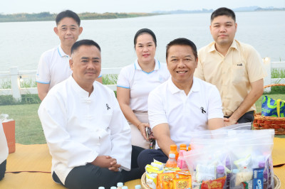 กิจกรรมปูเสื่อนั่งสาด ตักบาตรรับอรุณ เสริมบุญที่บึงสีไฟ ... พารามิเตอร์รูปภาพ 1