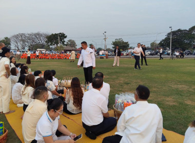 กิจกรรมปูเสื่อนั่งสาด ตักบาตรรับอรุณ เสริมบุญที่บึงสีไฟ ... พารามิเตอร์รูปภาพ 3