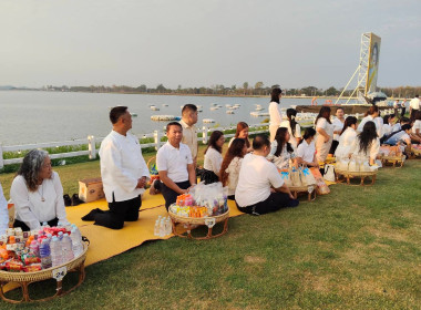 กิจกรรมปูเสื่อนั่งสาด ตักบาตรรับอรุณ เสริมบุญที่บึงสีไฟ ... พารามิเตอร์รูปภาพ 6