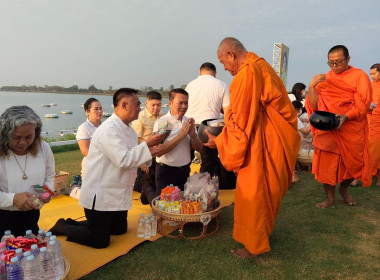 กิจกรรมปูเสื่อนั่งสาด ตักบาตรรับอรุณ เสริมบุญที่บึงสีไฟ ... พารามิเตอร์รูปภาพ 5