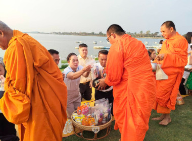 กิจกรรมปูเสื่อนั่งสาด ตักบาตรรับอรุณ เสริมบุญที่บึงสีไฟ ... พารามิเตอร์รูปภาพ 2